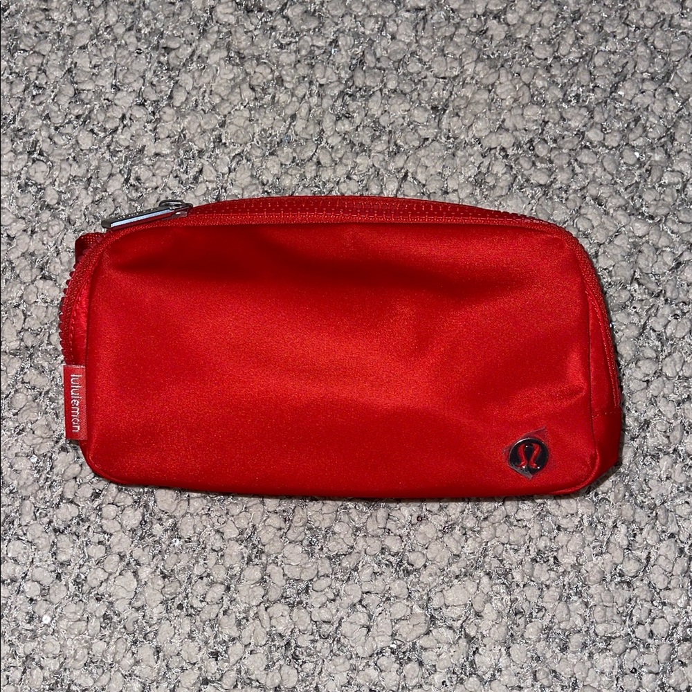 NWT LULULEMON BELT BAG HOT HEAT